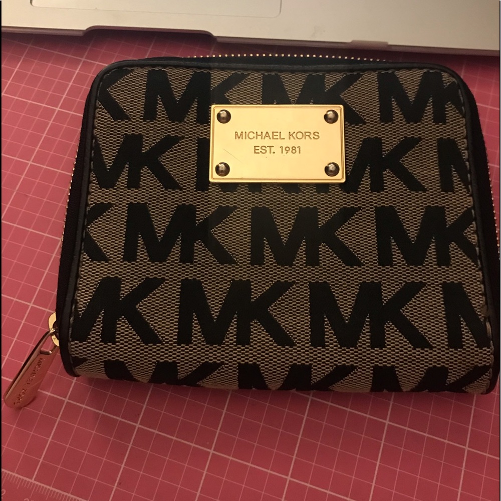 Michael Kors Logo Wallet.
